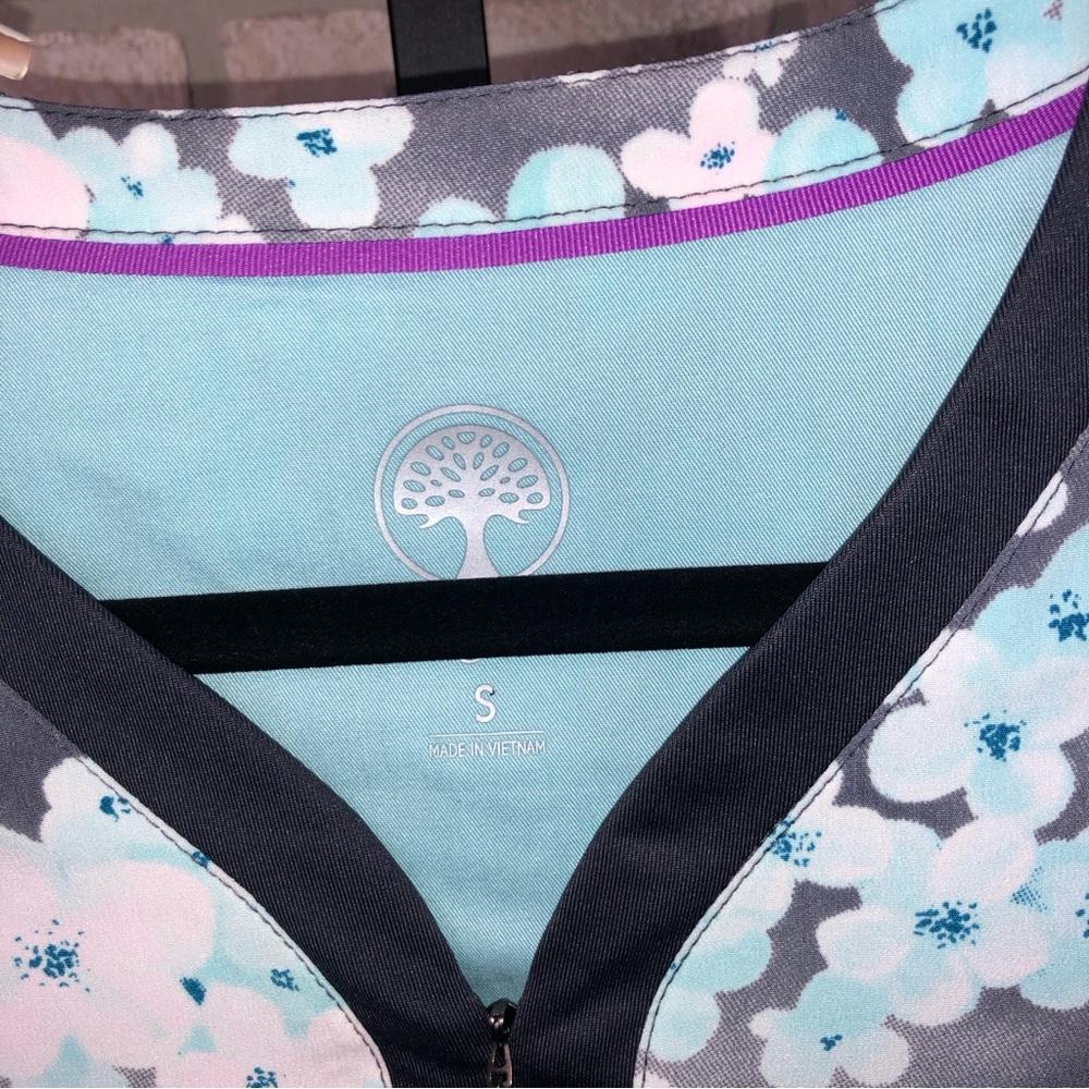 Healing Hands Purple Label Yoga Zip V neck blue floral short sleeve scrub top - Picture 12 of 12